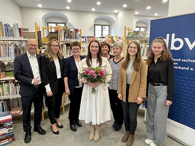 Das ausgezeichnete Bibliotheksteam um Sophie Kleis mit einem strahlenden Oberbürgermeister  Foto: Thomas Bürger